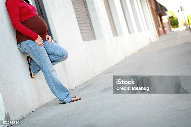 Solo Centro Città - Fotografie stock e altre immagini di Gravidanza precoce - Gravidanza precoce, Incinta, Marciapiede