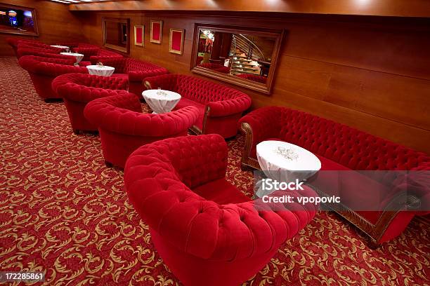 Elegante Bar Interno - Fotografie stock e altre immagini di Divano - Divano, Rosso, Accogliente