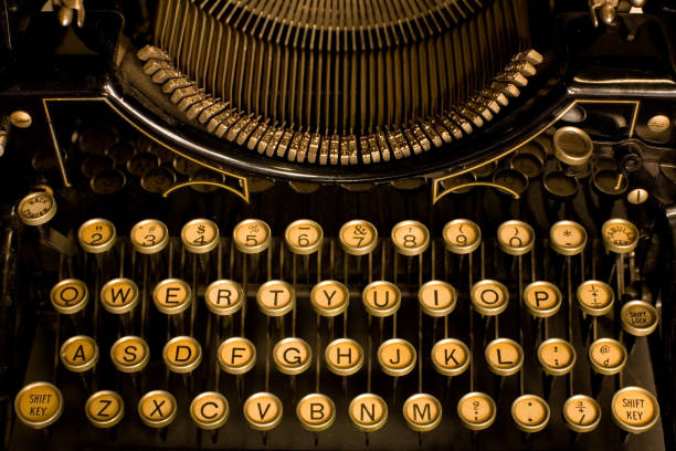chaves e letras - typewriter keyboard typewriter retro revival old fashioned - fotografias e filmes do acervo