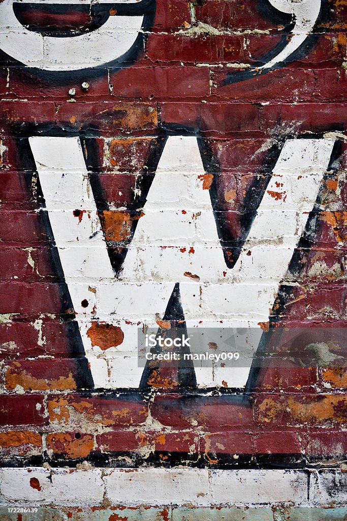 Lettre W sur mur de briques - Photo de Mur libre de droits