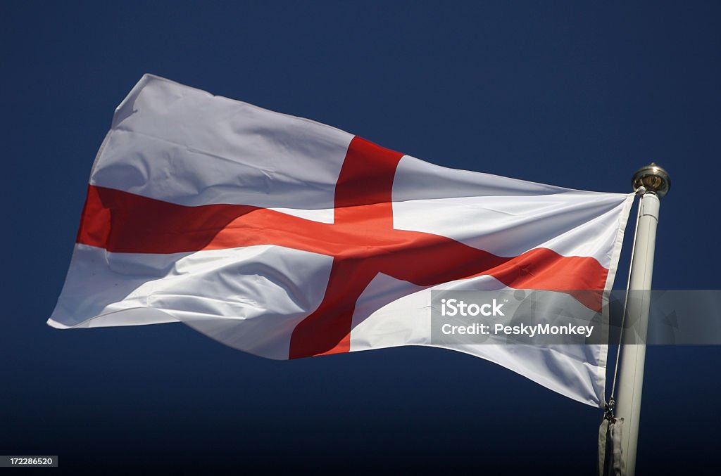 Drapeau Angleterre de Saint George agitant sur vent Bleu ciel - Photo de Drapeau anglais libre de droits