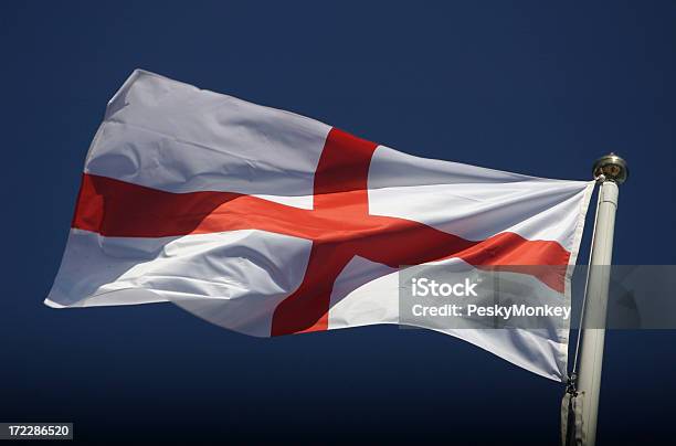 Flaga Anglii Z St George Machający W Błękitne Niebo Wind - zdjęcia stockowe i więcej obrazów Flaga Anglii