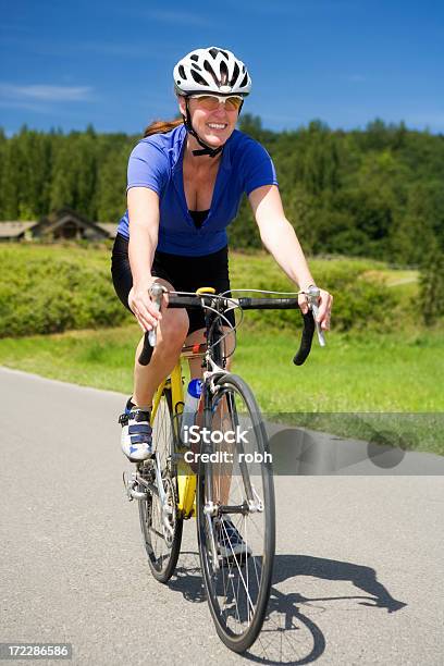 Летом Девушка На Велосипеде — стоковые фотографии и другие картинки Женщины - Женщины, Гоночный велосипед, Синий