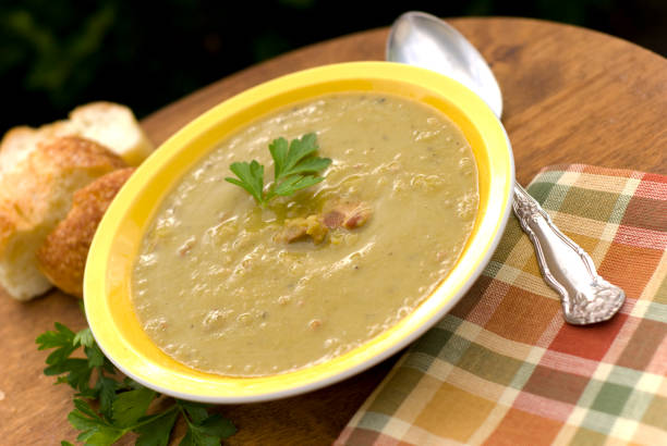 bowl of green split pea & schinken und gemüse suppe, winter-speisen - yellow split pea soup stock-fotos und bilder