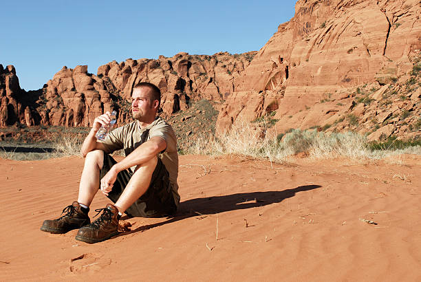 homme dans le sud de l'utah - thirsty desert men reaching photos et images de collection
