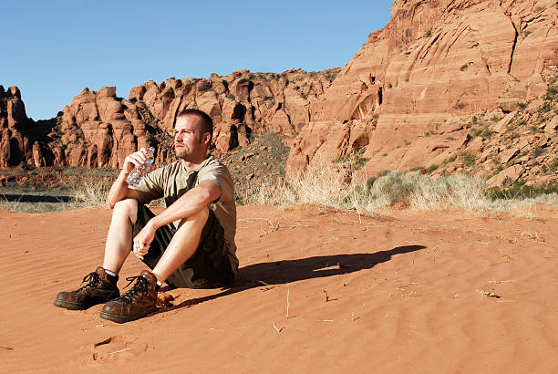 man in 베네수엘라식 코아윌라 - thirsty desert men reaching 뉴스 사진 이미지