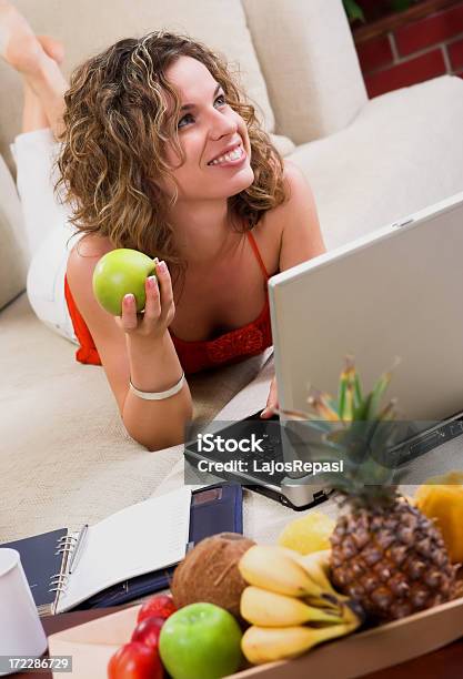 Hermosa Mujer Joven Formación O Trabajar En Casa Foto de stock y más banco de imágenes de Acogedor - Acogedor, Actividad de fin de semana, Actividades recreativas