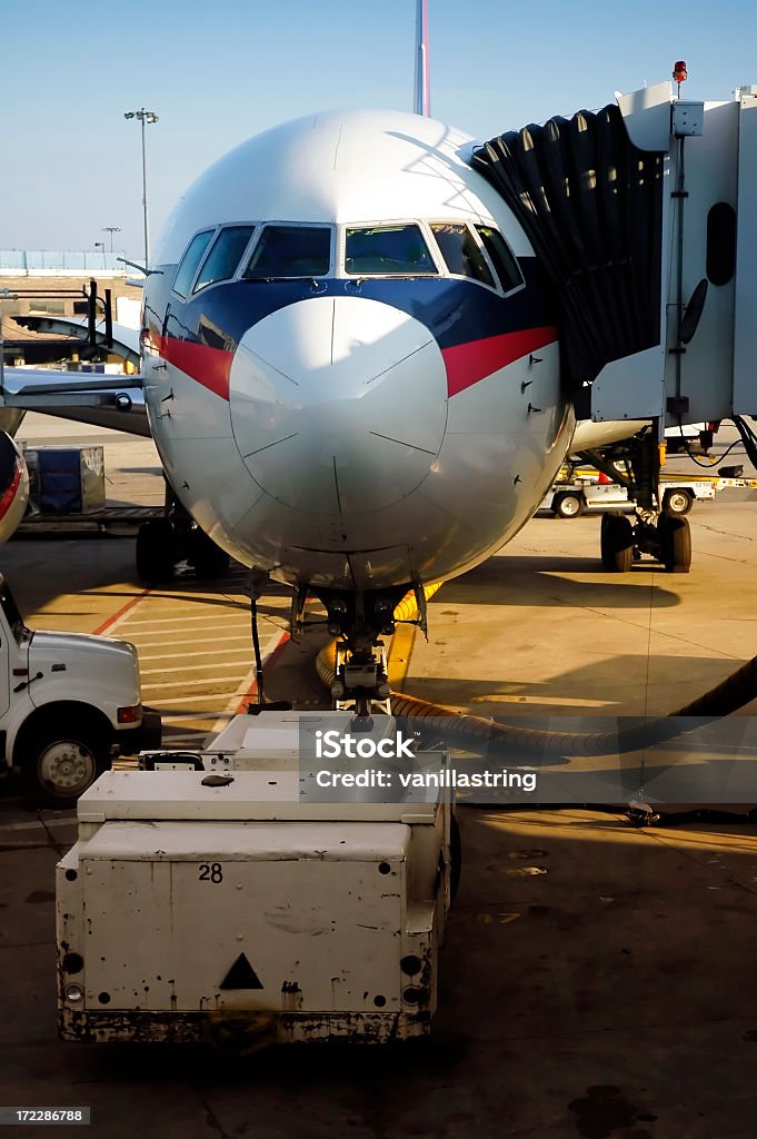 Samolot w Gate - Zbiór zdjęć royalty-free (Nalewać paliwo)