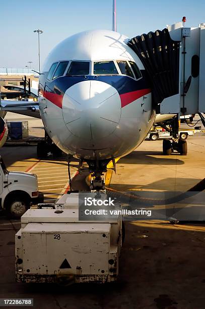 Avião No Portão - Fotografias de stock e mais imagens de Abastecer - Abastecer, Ao Ar Livre, Avião