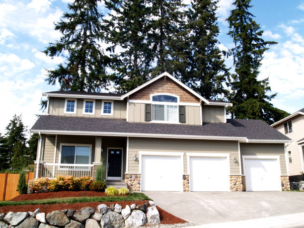 istock new house with three car garage 172286927