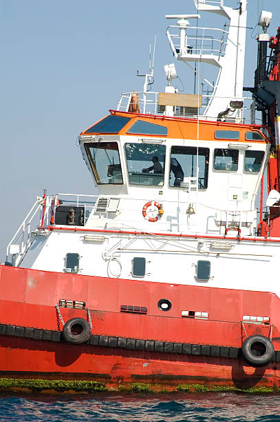 огонь боевой лодке/буксир - fire boat стоковые фото и изображения