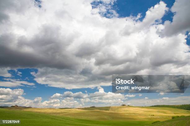 Toskanahimmel Ii Stockfoto und mehr Bilder von Agrarbetrieb - Agrarbetrieb, Anhöhe, Baum