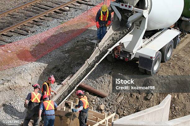 Eingießen Beton 4 Stockfoto und mehr Bilder von Zementmischfahrzeug - Zementmischfahrzeug, Eingießen, Ausrüstung und Geräte