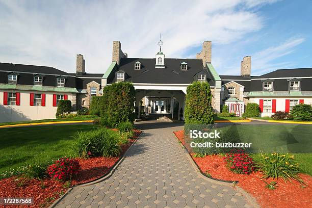 Foto de Hotel Rústico Em Baiecomeau Cidade e mais fotos de stock de Exterior de Prédio - Exterior de Prédio, Hotel, Pequeno