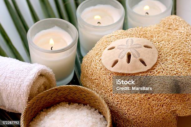 Velas Y Artículos De Cortesía Para El Baño Foto de stock y más banco de imágenes de Sponge Gourd - Sponge Gourd, Belleza, Erizo de mar plano