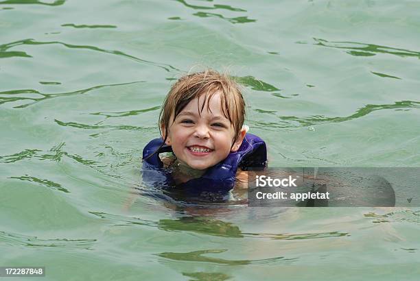 Nadar En El Lago Foto de stock y más banco de imágenes de Lago - Lago, Natación, Chaleco salvavidas