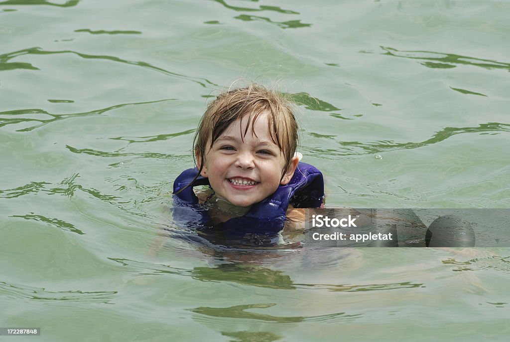 Плавающие в Озеро - Стоковые фото Озеро роялти-фри