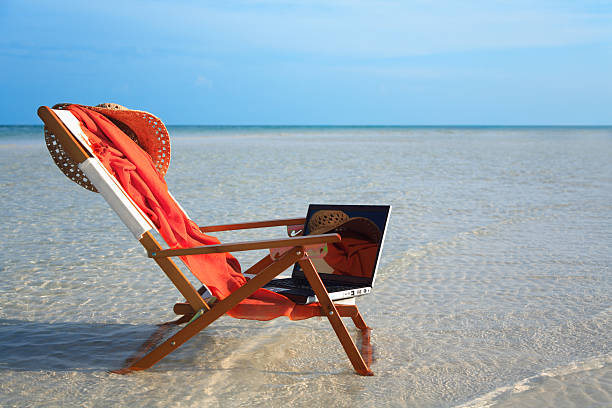 silla de playa y computadora portátil - outdoor chair beach chair sarong fotografías e imágenes de stock