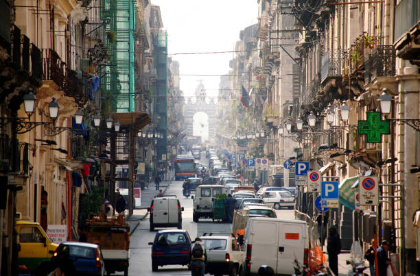 strade di catania - catania sicily italy traffic foto e immagini stock