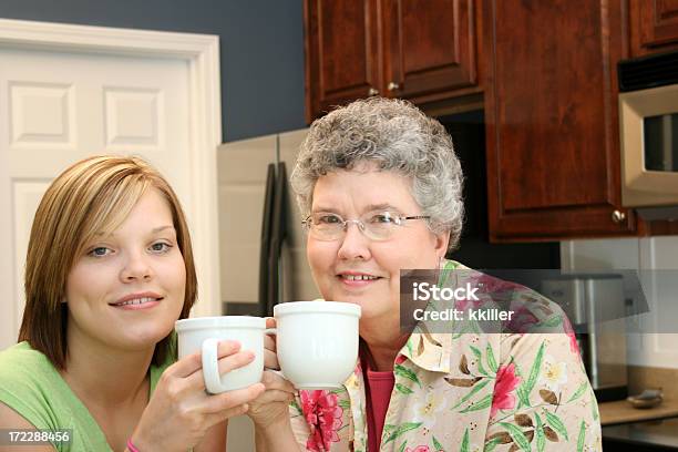 Кофе Разговор — стоковые фотографии и другие картинки Активный пенсионер - Активный пенсионер, Бабушка, Белый