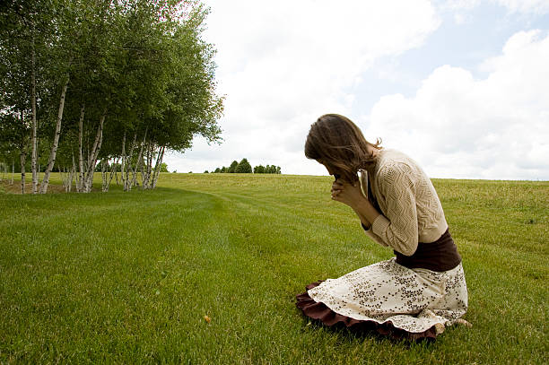 kniend im gebet 05 - kneeling praying women begging stock-fotos und bilder