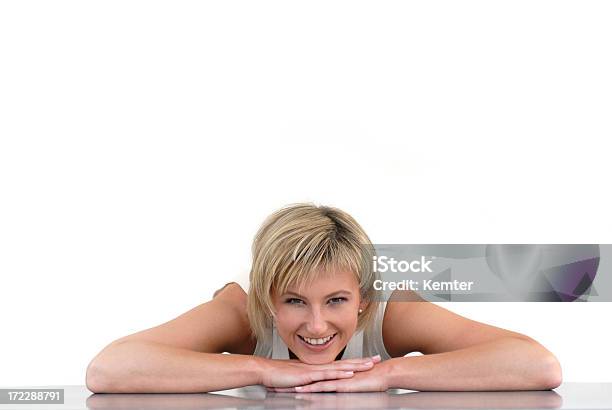 Mujer Rubia Sonriendo Foto de stock y más banco de imágenes de 25-29 años - 25-29 años, 30-34 años, 30-39 años