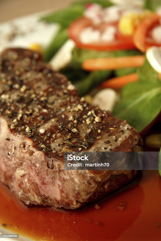 New York Steak grillé et salade - Photo de Aliment libre de droits