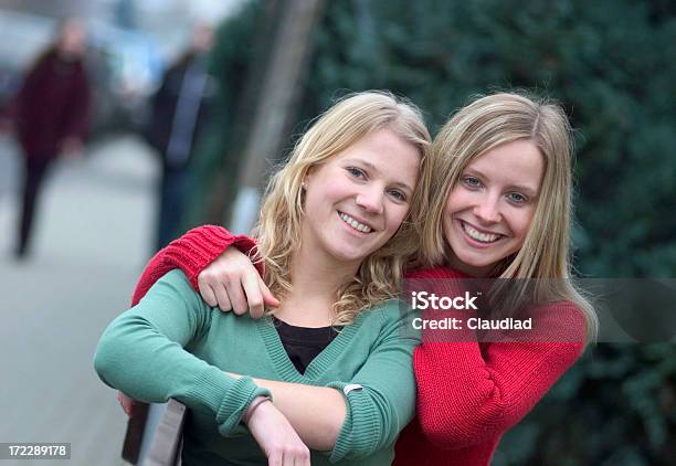 Foto de Dois Amigos e mais fotos de stock de 20-24 Anos - 20-24 Anos, Abraçar, Adolescência