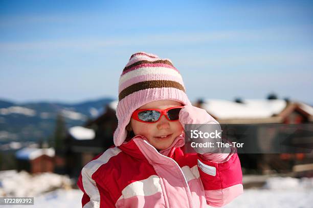 Chica En Invierno Foto de stock y más banco de imágenes de Abrigo - Abrigo, Abrigo de invierno, Aire libre