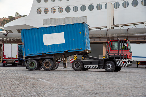 Specific truck for unloading ferry trailers, equipped with a lifting fifth wheel and automatic release.