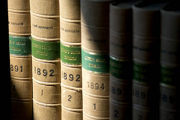 old gesetz bücher - juristische bibliothek stock-fotos und bilder