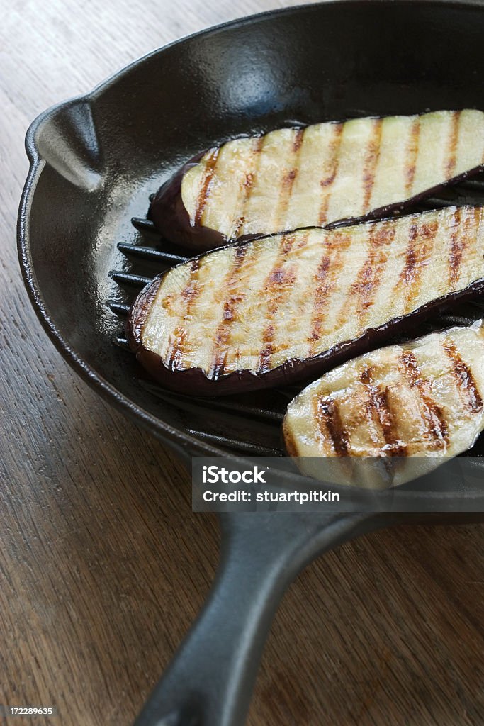 aubergines grelhado em uma panela. - Foto de stock de Berinjela royalty-free