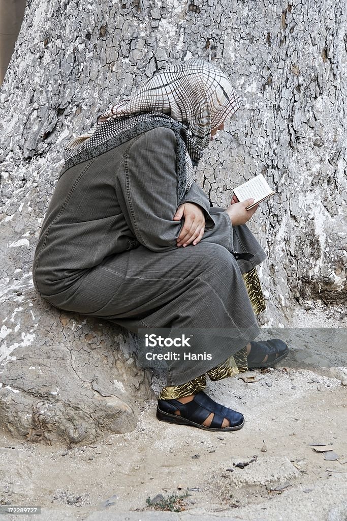 Mulher lendo árabe - Foto de stock de Adulto royalty-free