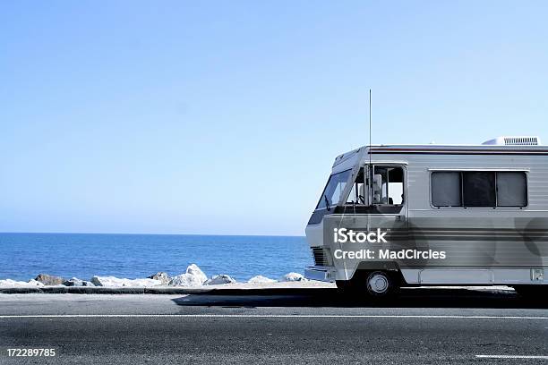 Foto de Roadtrip e mais fotos de stock de Acampar - Acampar, Carro Quebrado, Dirigir