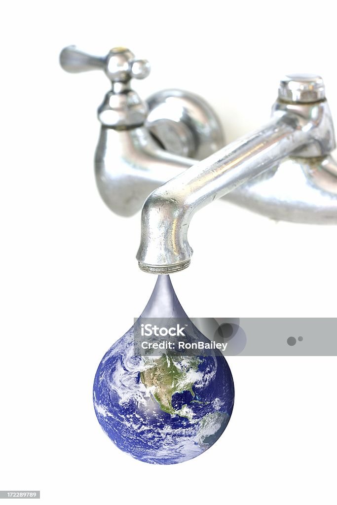 Grifo de una tierra de goteo - Foto de stock de Agua libre de derechos