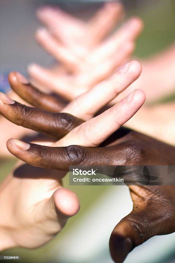 Multiculturale le mani - Foto stock royalty-free di Incrociare