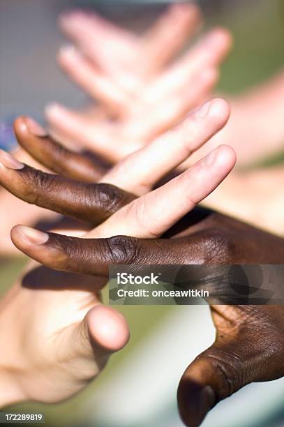 Многокультурного Руки — стоковые фотографии и другие картинки Переплетать - Переплетать, Африканская этническая группа, Бизнес