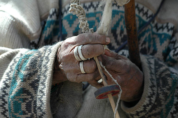 Old mãos no trabalho - foto de acervo