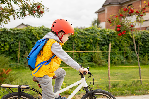 6 year old boy rides his bike to school