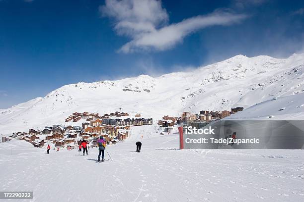 На Лыжах В Направлении Деревни — стоковые фотографии и другие картинки Les Menuires - Les Menuires, Квартира, Лыжный спорт