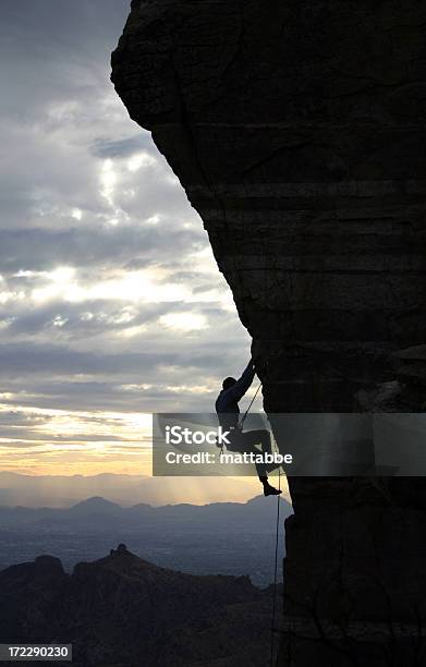 Rock Climber En Tucson Foto de stock y más banco de imágenes de Escalada en roca - Escalada en roca, Arizona, Silueta