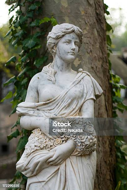 Statue Im Garten Stockfoto und mehr Bilder von Frauen - Frauen, Griechenland, Griechische Kultur