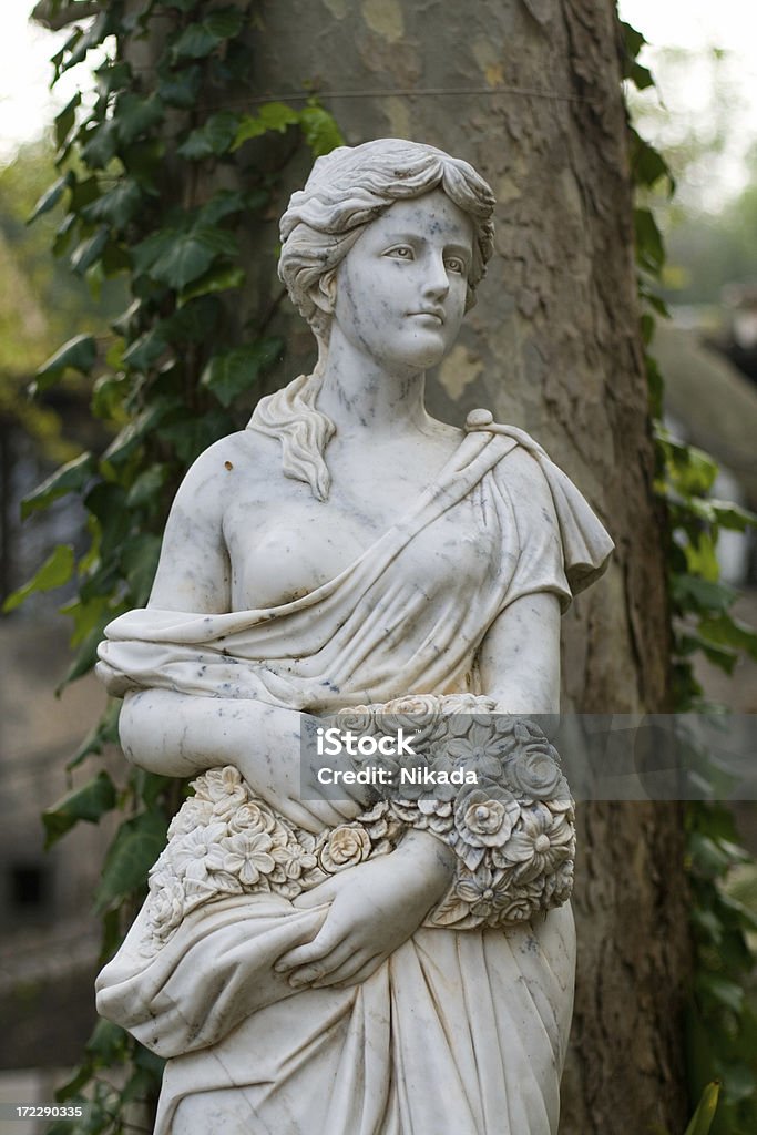 Statua nel giardino - Foto stock royalty-free di Cultura greca