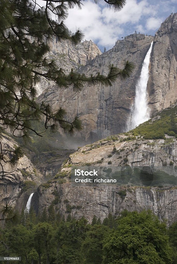 Cabedal & Cascata Lower Yosemite - Foto de stock de Azul royalty-free