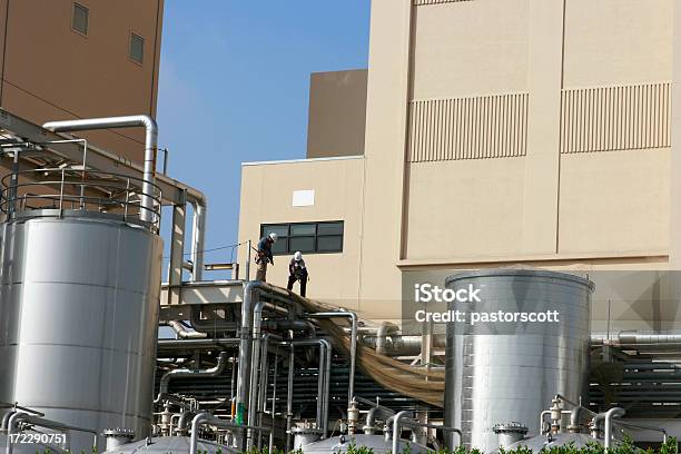 Due Uomini Al Lavoro - Fotografie stock e altre immagini di Acciaio inossidabile - Acciaio inossidabile, Addetto alla manutenzione, Adulto