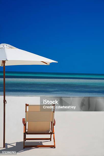Strandstuhl Und Sonnenschirm Stockfoto und mehr Bilder von Blau - Blau, Einsamkeit, Entspannung