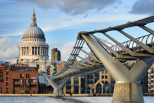St. Paul's Cathedral and the Millenium bridge (London, England).