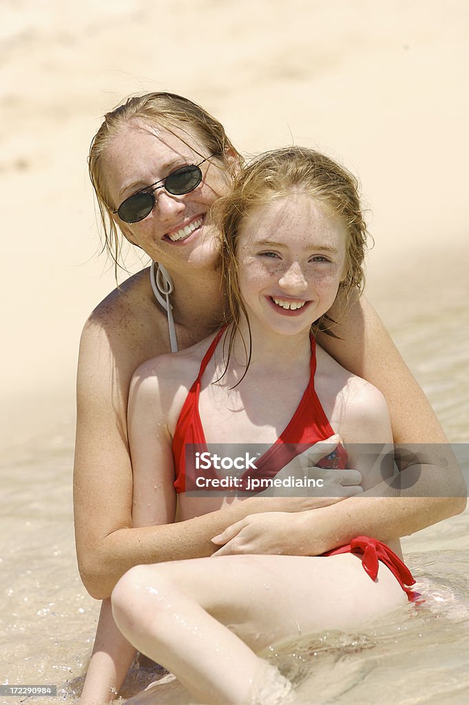 Мать и дочь на пляже улыбается (группа 2 - Стоковые фото Багамские острова роялти-фри