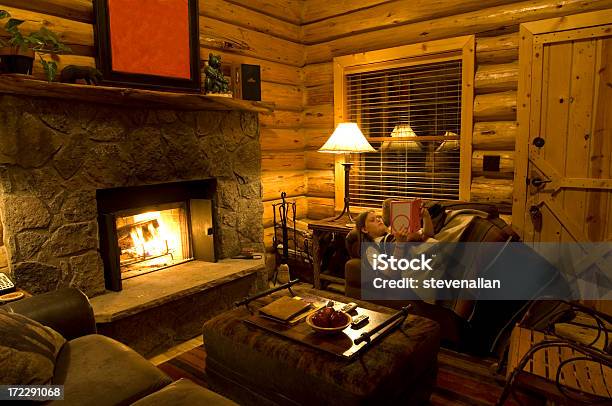 Junges Mädchen Liest Ein Buch Am Kamin Stockfoto und mehr Bilder von Landhaus - Landhaus, Nacht, Wohnzimmer