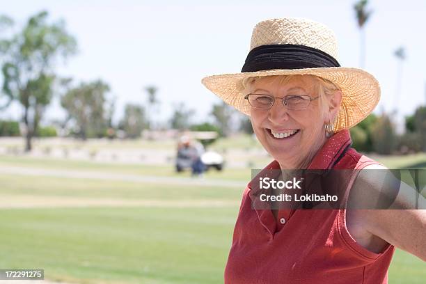 Lady En El Campo De Golf Foto de stock y más banco de imágenes de Arizona - Arizona, Sun City - Phoenix, Golf